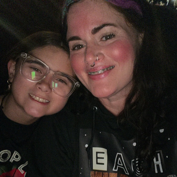 Hi! Meet Jasmine, your posher. Mom, shopper, seller and treasure hunter. 💙✌🏻👑 - Picture 7 of 12